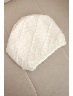 Dámská zimní čepice s ozdobným pletením a klasickým střihem K372 bílá Dámská zimní čepice s ozdobným pletením a klasickým střihem K372 bílá