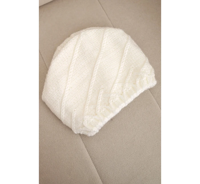 Dámská zimní čepice s ozdobným pletením a klasickým střihem K372 bílá Dámská zimní čepice s ozdobným pletením a klasickým střihem K372 bílá