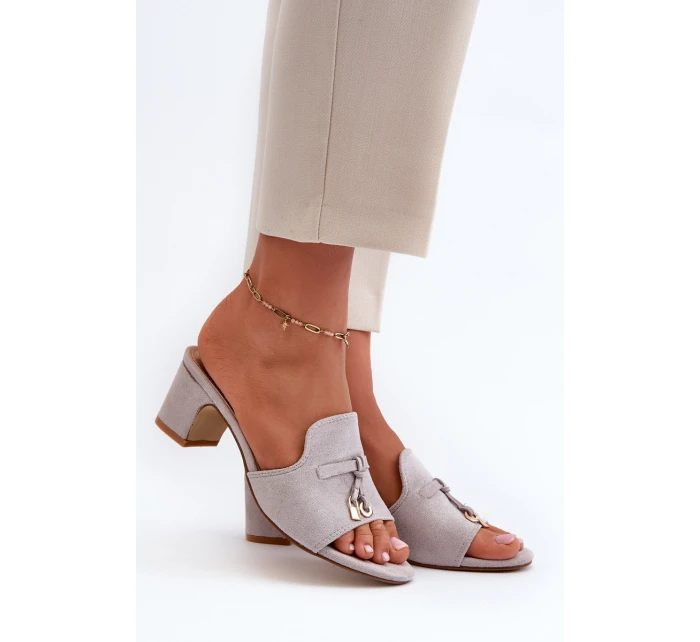 Dámské šedé sandály z semiše na podpatku model 21666896 - Boto Dámské šedé sandály z semiše na podpatku model 21666896 - Boto