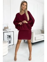 Dámské netopýří šaty ve vínové bordó barvě s brokátem a s výstřihem model 19328833 - numoco Dámské netopýří šaty ve vínové bordó barvě s brokátem a s výstřihem model 19328833 - numoco