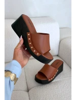 Dámské nazouváky na platformě se zlatými přezkami camel Arionne Dámské nazouváky na platformě se zlatými přezkami camel Arionne