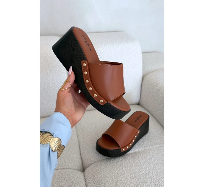 Dámské nazouváky na platformě se zlatými přezkami camel Arionne Dámské nazouváky na platformě se zlatými přezkami camel Arionne