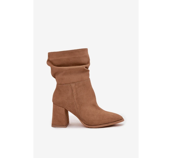 Dámské zateplené kotníkové boty z přírodního semiše na sloupkovém podpatku – béžové Dámské zateplené kotníkové boty z přírodního semiše na sloupkovém podpatku – béžové