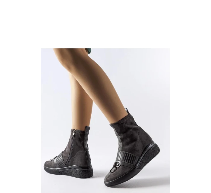 Boty na klínovém podpatku model 206514 Solea Boty na klínovém podpatku model 206514 Solea