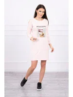 Šaty s potiskem košíků v pudrově růžové barvě