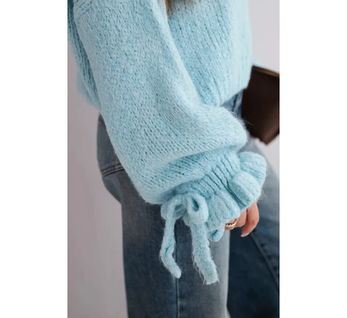 Dámský svetr s přídavkem s vzorem a ozdobnými rukávy modrý model 21857669 - K-Fashion