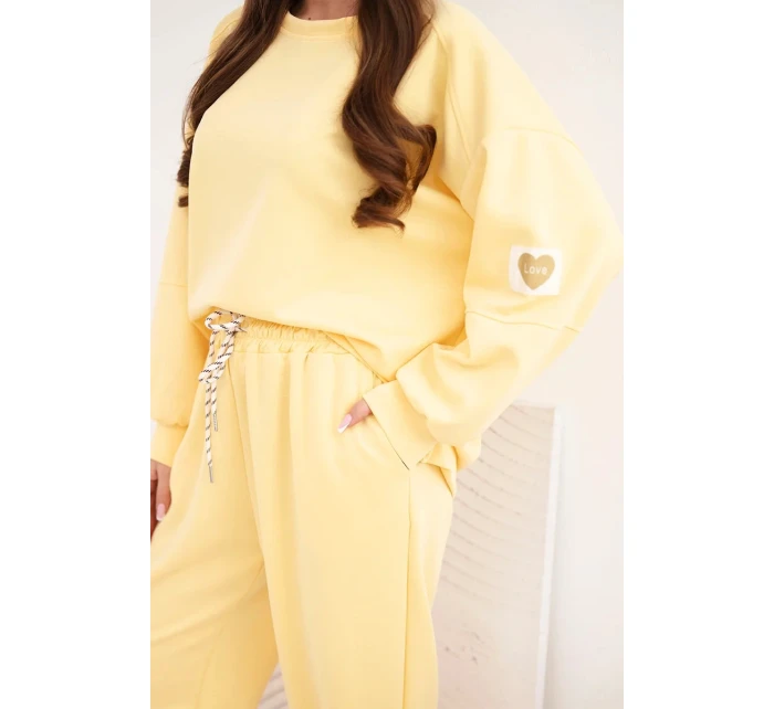 Dámský máslový komplet s volnou mikinou a kalhotami s nápisem LOVE žlutý