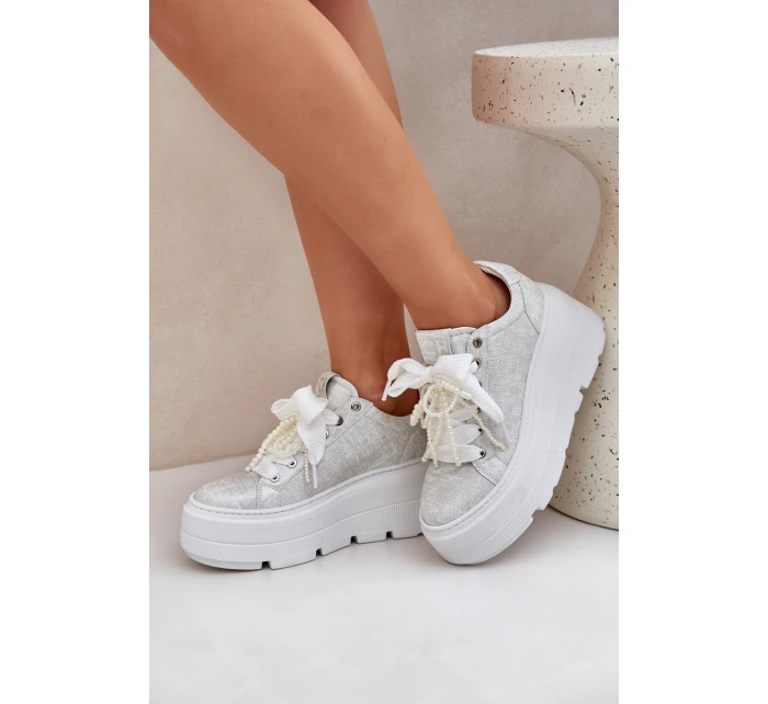 Kožené sneakersy na platformě model 21683567 stříbrné - CheBello