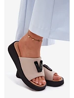 Kožené dámské pantofle s V na platformě  béžové model 22125935 - VINCEZA