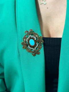 Brož model 18753827 zlato + modrá - K-Fashion