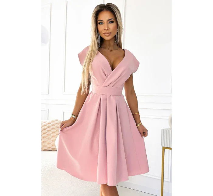 SCARLETT Rozšířené dámské šaty v pudrově růžové barvě s přeloženým obálkovým výstřihem a páskem model 19908587 - numoco SCARLETT Rozšířené dámské šaty v pudrově růžové barvě s přeloženým obálkovým výstřihem a páskem model 19908587 - numoco