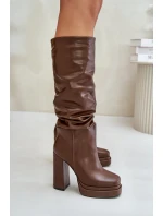 Nazouvací kozačky na podpatku a platformě s nařasením zateplené hnědé model 21677357 - Boto