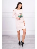 Šaty s potiskem model 18744032 v pudrově růžové barvě - K-Fashion Šaty s potiskem model 18744032 v pudrově růžové barvě - K-Fashion