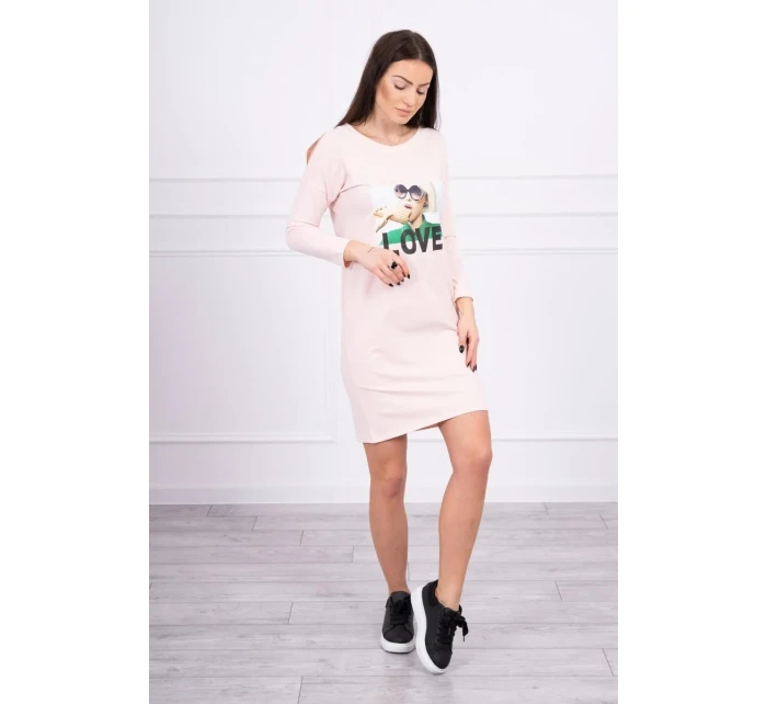 Šaty s potiskem model 18744032 v pudrově růžové barvě - K-Fashion Šaty s potiskem model 18744032 v pudrově růžové barvě - K-Fashion