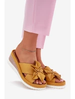 Kožené dámské sandály na klínovém podpatku s ozdobným květem Artiker 52C0504 žluté Kožené dámské sandály na klínovém podpatku s ozdobným květem Artiker 52C0504 žluté