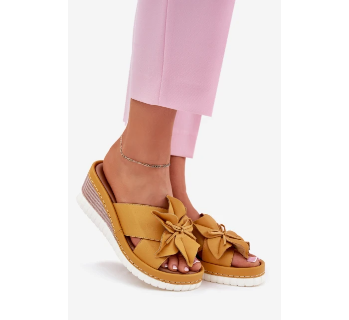 Kožené dámské sandály na klínovém podpatku s ozdobným květem Artiker 52C0504 žluté Kožené dámské sandály na klínovém podpatku s ozdobným květem Artiker 52C0504 žluté