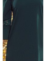 Dámské šaty v lahvově zelené barvě s krajkou na rukávech model 6361560