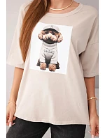Dámská bavlněná oversize halenka s krátkým rukávem a model 22079387 potiskem béžová - K-Fashion Dámská bavlněná oversize halenka s krátkým rukávem a model 22079387 potiskem béžová - K-Fashion
