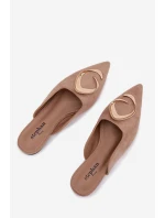 Dámské nazouváky s ozdobným zlatým detailem tmavě béžové model 21918971 - Boto Dámské nazouváky s ozdobným zlatým detailem tmavě béžové model 21918971 - Boto