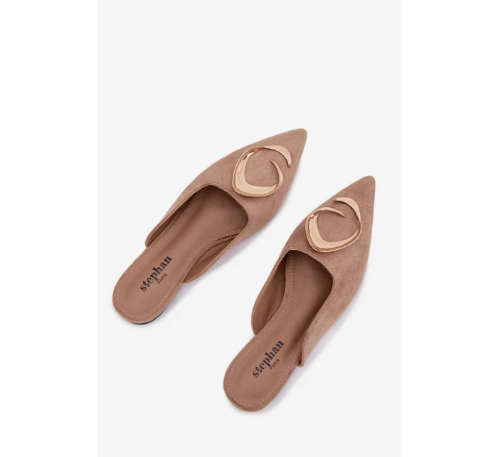 Dámské nazouváky s ozdobným zlatým detailem tmavě béžové model 21918971 - Boto Dámské nazouváky s ozdobným zlatým detailem tmavě béžové model 21918971 - Boto