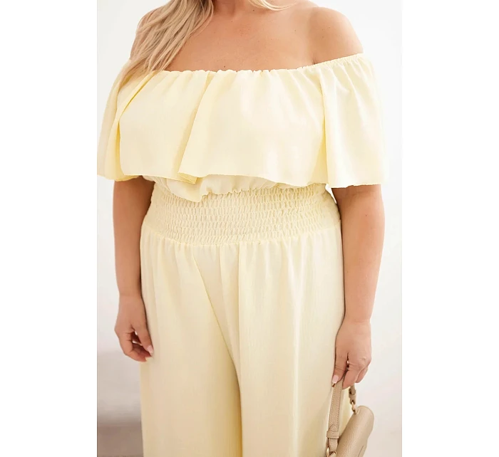 Dámská kombinéza Plus Size s odhalenými model 22092414 s volánem a širokými nohavicemi žlutý - K-Fashion