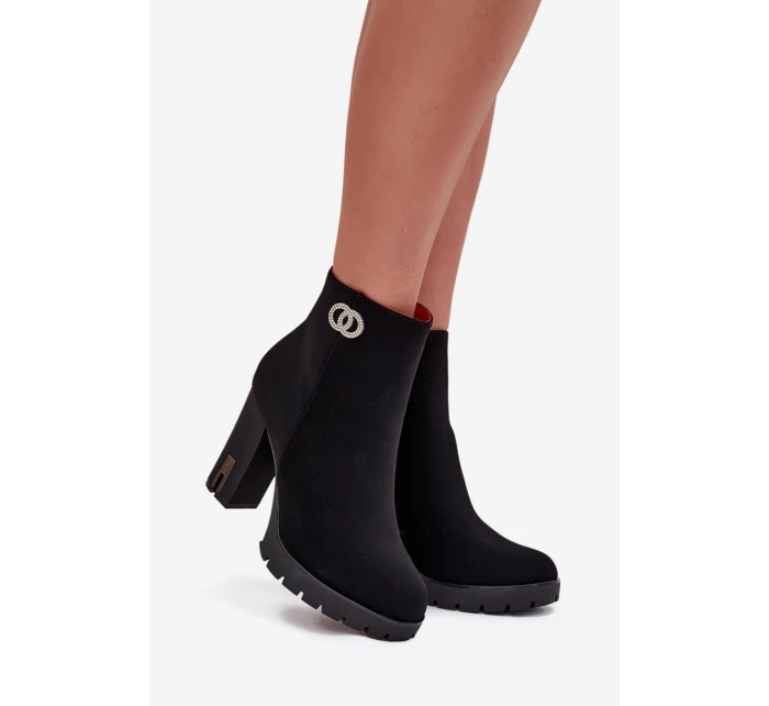 Zateplené dámské kotníkové boty na podpatku s ozdobným detailem černé Vessara