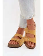 Dámské pantofle na korkové platformě se zlatými sponami Žluté model 21919307 - EVENTO