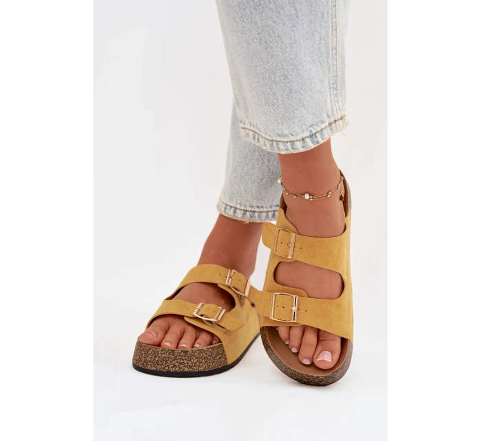 Dámské pantofle na korkové platformě se zlatými sponami Žluté model 21919307 - EVENTO