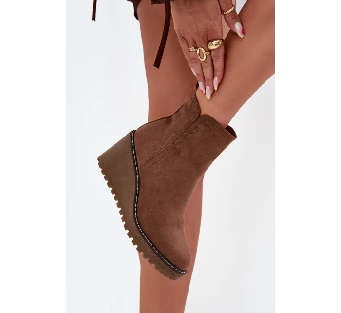 Dámské zateplené kotníkové botky na klínku z eko semiše – hnědé Mavona Dámské zateplené kotníkové botky na klínku z eko semiše – hnědé Mavona