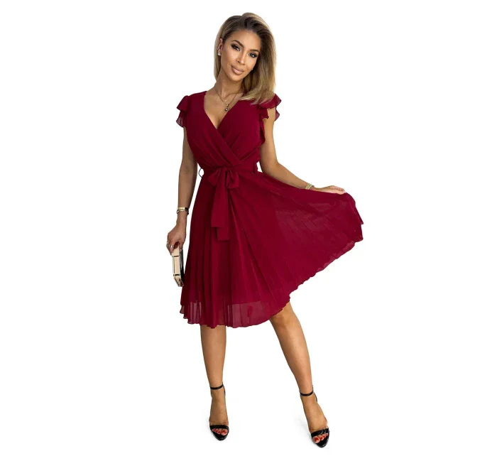 Dámské plisované šaty ve vínové bordó barvě s výstřihem a volánky model 17921506 - numoco