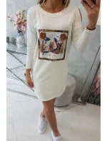 Šaty s 3D grafikou a model 18744108 volánky v barvě ecru - K-Fashion Šaty s 3D grafikou a model 18744108 volánky v barvě ecru - K-Fashion