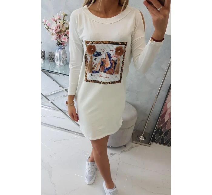 Šaty s 3D grafikou a model 18744108 volánky v barvě ecru - K-Fashion Šaty s 3D grafikou a model 18744108 volánky v barvě ecru - K-Fashion