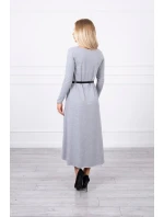 Šaty s ozdobným páskem a nápisem šedé barvy
