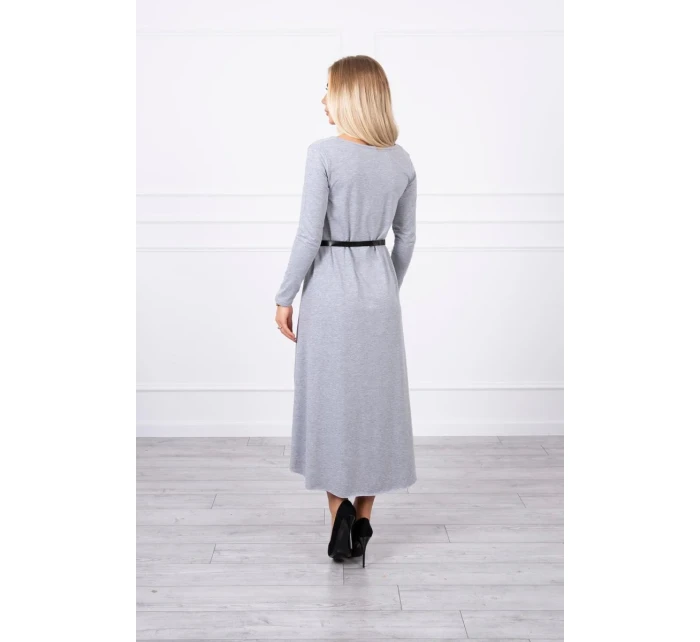 Šaty s ozdobným páskem a nápisem šedé barvy