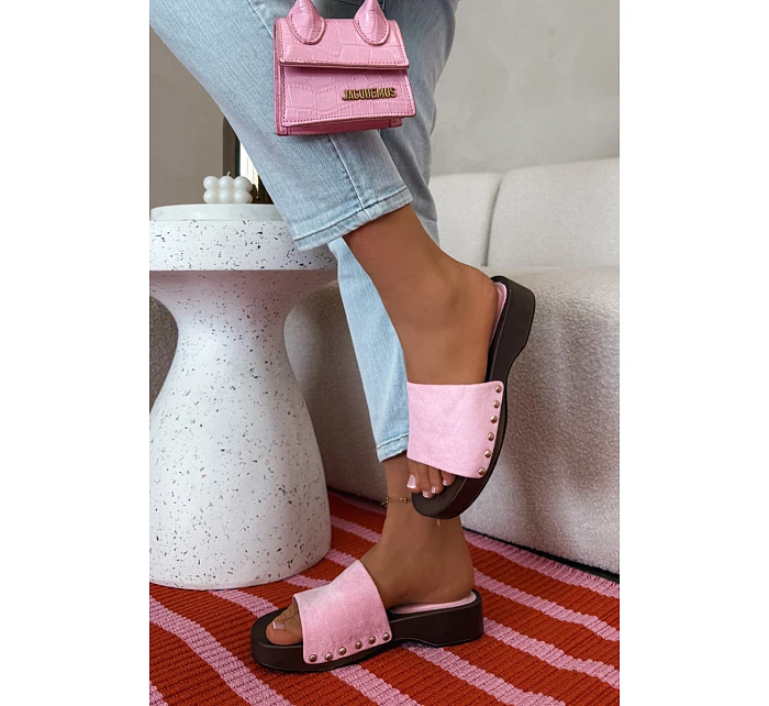 Ženské pantofle s zlatými sponami Růžové model 21937768 - Boto