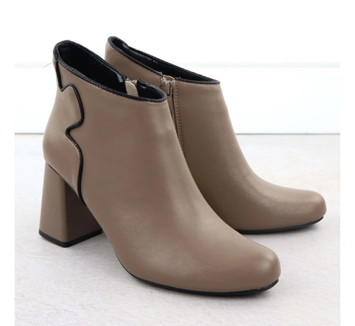 Elegantní kožené boty na jehlovém podpatku béžové model 21905510 - JEZZI Elegantní kožené boty na jehlovém podpatku béžové model 21905510 - JEZZI