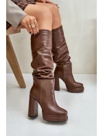 Nazouvací kozačky na podpatku a platformě s nařasením zateplené hnědé model 21677357 - Boto