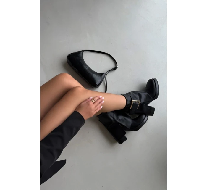 Zateplené boty na podpatku s ohrnutým svrškem a zlatou sponou černé model 21706572 - Boto Zateplené boty na podpatku s ohrnutým svrškem a zlatou sponou černé model 21706572 - Boto