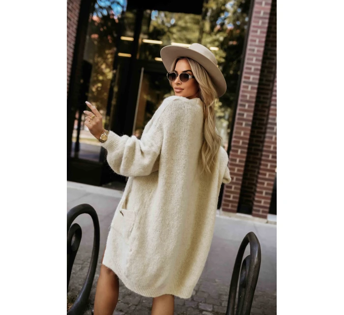 Módní oversize svetr s ozdobnou broží a kapsami béžový model 21322456 - numoco basic