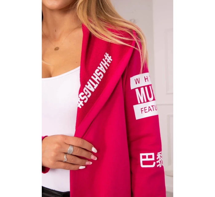 Fuchsiový plášť s nápisy