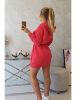 Zateplené šaty s kapucí v malinové barvě