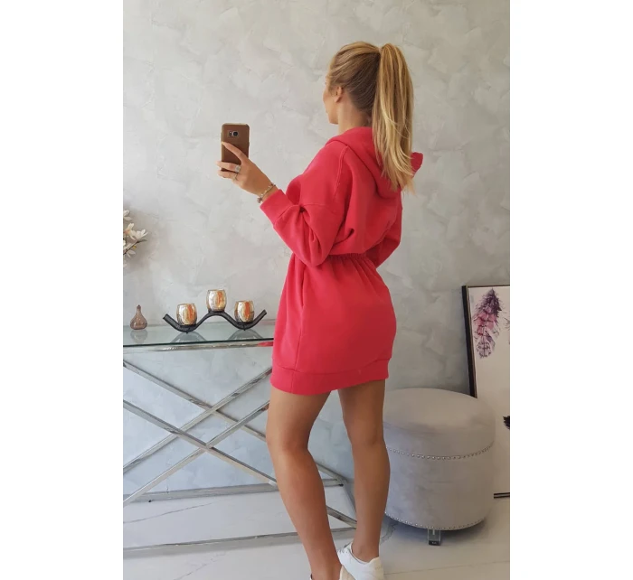 Zateplené šaty s kapucí v malinové barvě