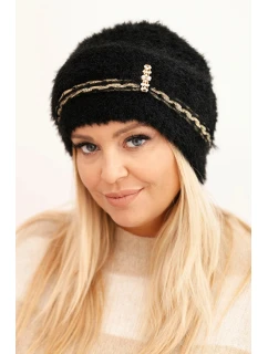 Dámská zimní čepice model 21441696 s perlami a ozdobným vzorem černá - K-Fashion