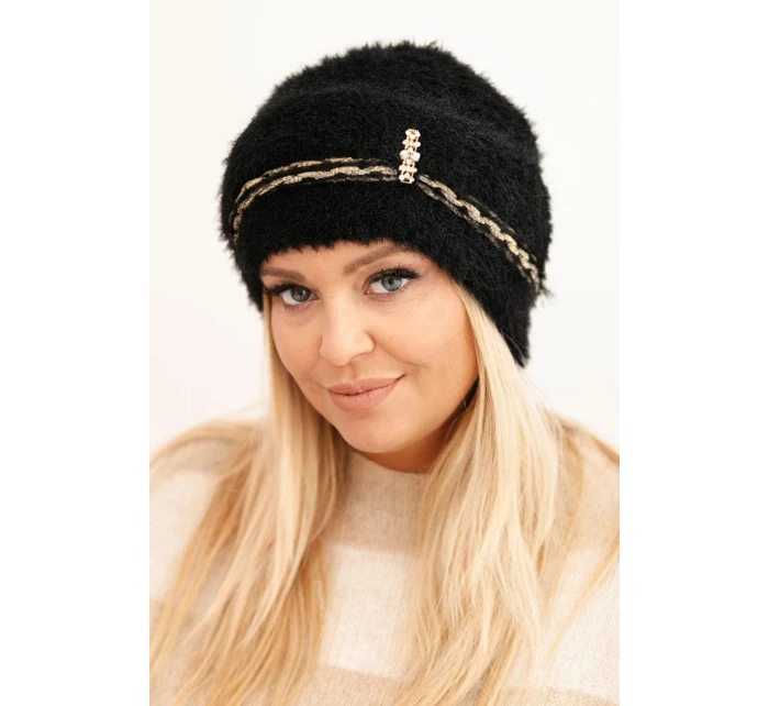 Dámská zimní čepice model 21441696 s perlami a ozdobným vzorem černá - K-Fashion Dámská zimní čepice model 21441696 s perlami a ozdobným vzorem černá - K-Fashion