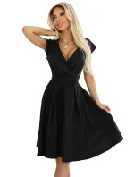 SCARLETT Černé dámské rozšířené šaty s přeloženým obálkovým výstřihem a páskem model 20850667 - numoco SCARLETT Černé dámské rozšířené šaty s přeloženým obálkovým výstřihem a páskem model 20850667 - numoco