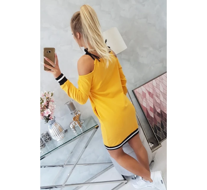 Šaty Tres Chic v hořčicové barvě Šaty Tres Chic v hořčicové barvě