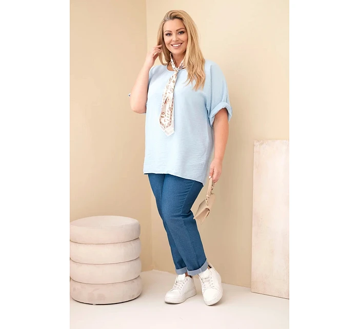 Dámská viskózová halenka Plus Size s krátkým rukávem a ozdobným šátkem modrá