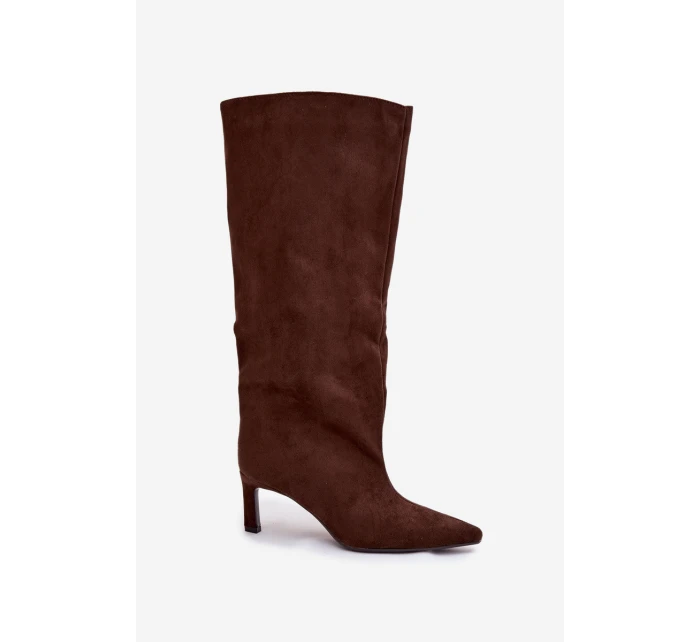 Dámské kozačky z eko semiše nazouvací na podpatku čokoládové model 21770283 - Boto Dámské kozačky z eko semiše nazouvací na podpatku čokoládové model 21770283 - Boto