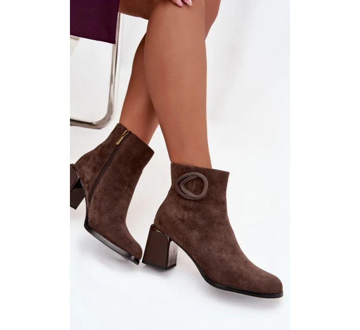 Dámské zateplené kotníkové botky z semiše na sloupku s ozdobným detailem – hnědé Artiker Dámské zateplené kotníkové botky z semiše na sloupku s ozdobným detailem – hnědé Artiker