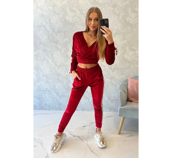 Velurová souprava s nápisem Queen red
